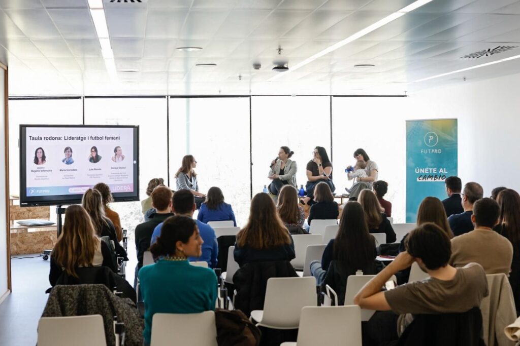 Mesa redonda 'Liderazgo y fútbol femenino'
